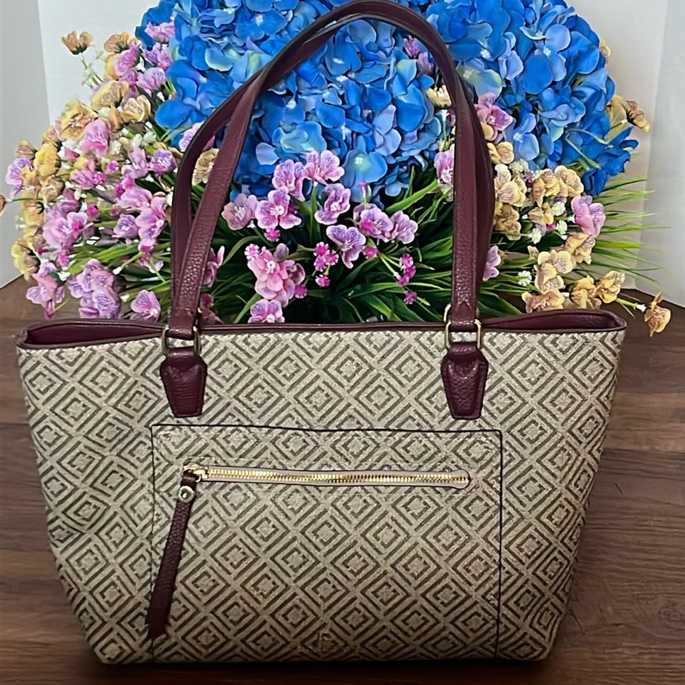 Liz Claiborne shoulder bag in burgundy and tan